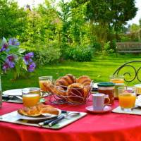 Petit-déjeuner possible en terrasse, sur le jardin